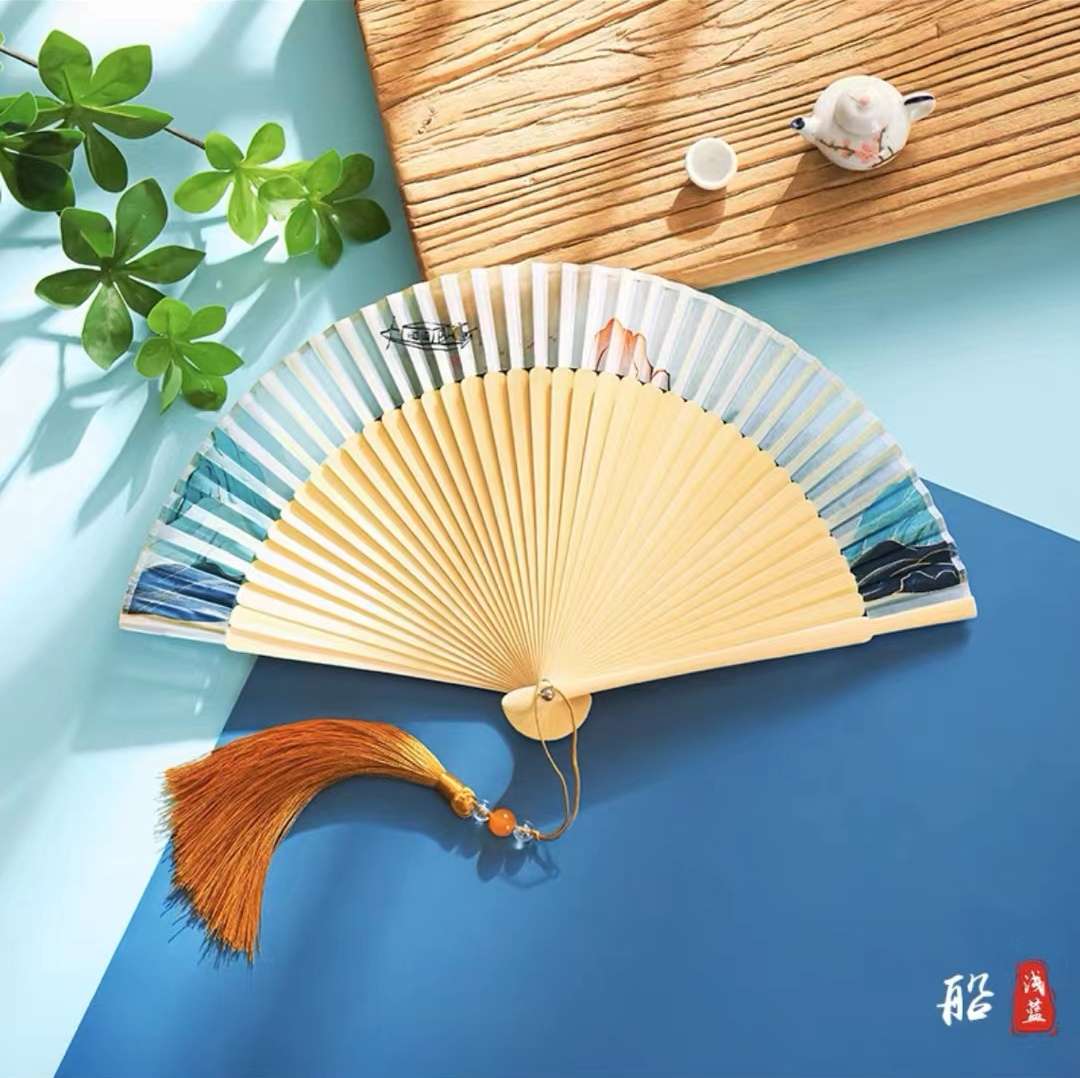 18Cm Large Row Folding Fans Children's Folding Fans Decorative Folding Fans Portable Folding Fans Women's Folding Fans Application Scenario