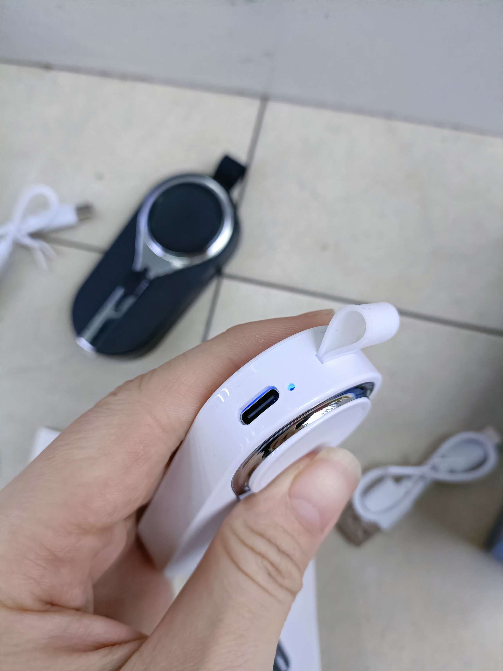 2-in-1 emergency charging bank Mini charging Bank Watch phone simultaneously charging Apple plug Type-C plug mobile power K101 Item Picture