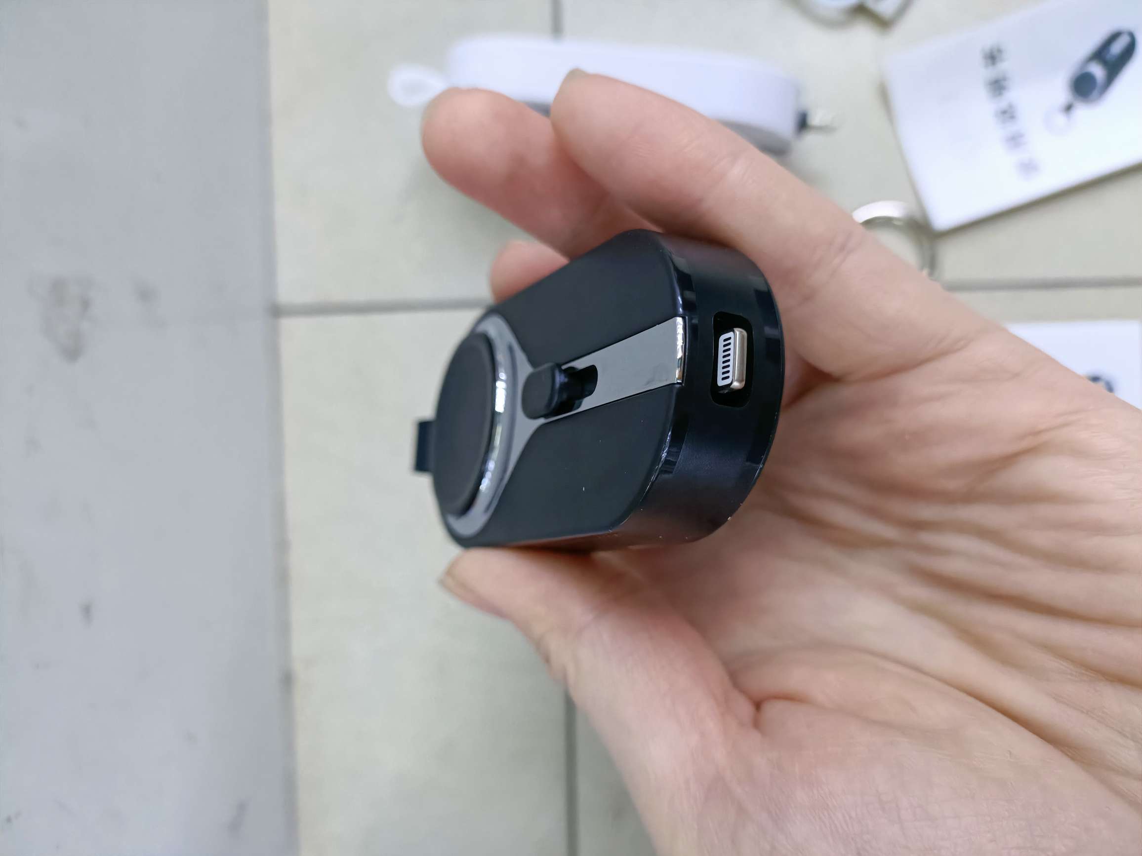 2-in-1 emergency charging bank Mini charging Bank Watch phone simultaneously charging Apple plug Type-C plug mobile power K101 Application Scenario