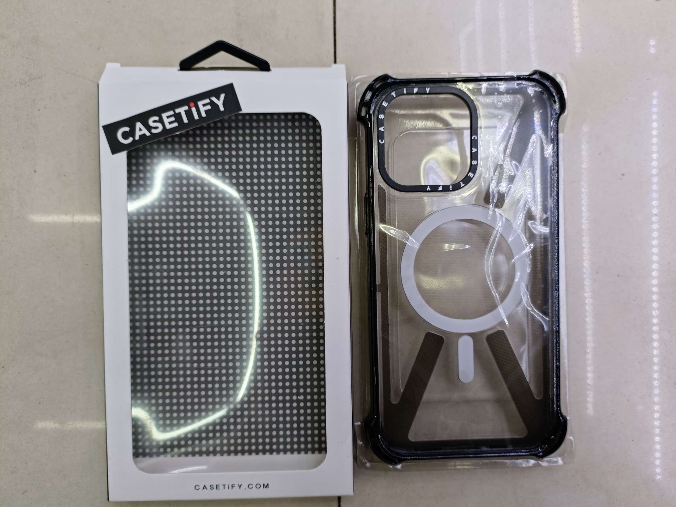 Four corners anti-drop magnetic phone case black frame word four corners can be chained rope