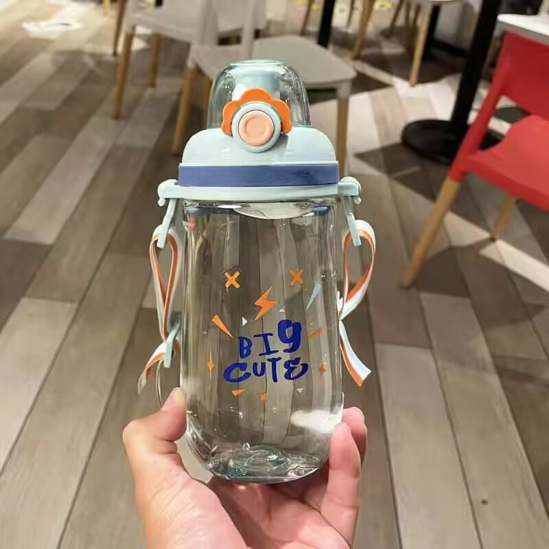Shake cup, large-capacity children's sports plastic water cup, shoulder strap, children's water bottle, jumping capacity 650ML full figure