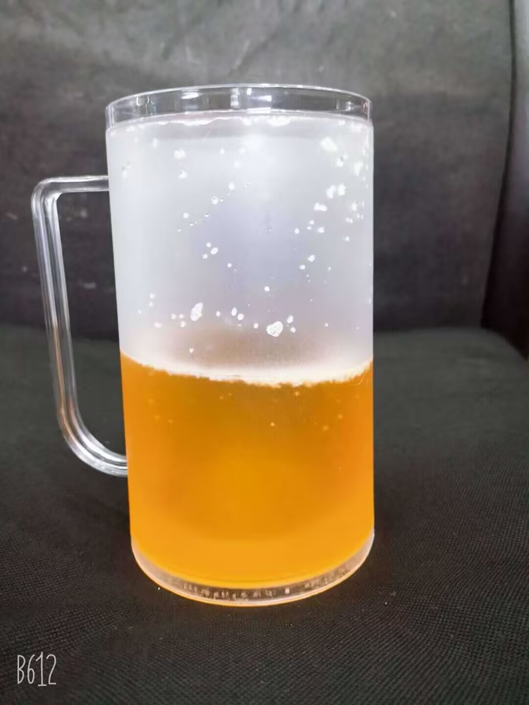 Double-layer plastic ice cups, simple beer mugs, refrigerated cups, mugs with handles, beverage cups full figure