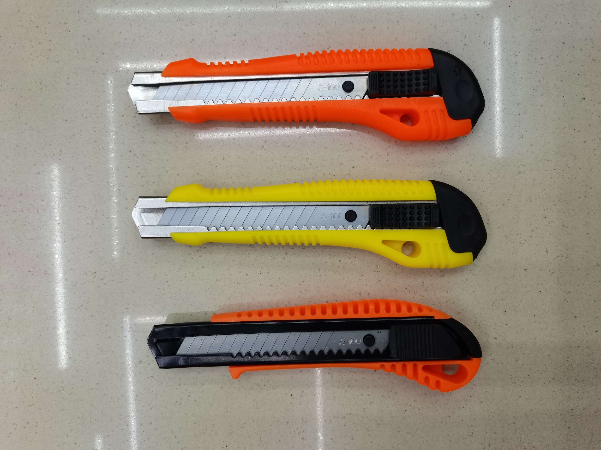 Utility knives, paper cutting knives, wallpaper knives, woodworking knives, hardware tools, knives and scissors details Picture