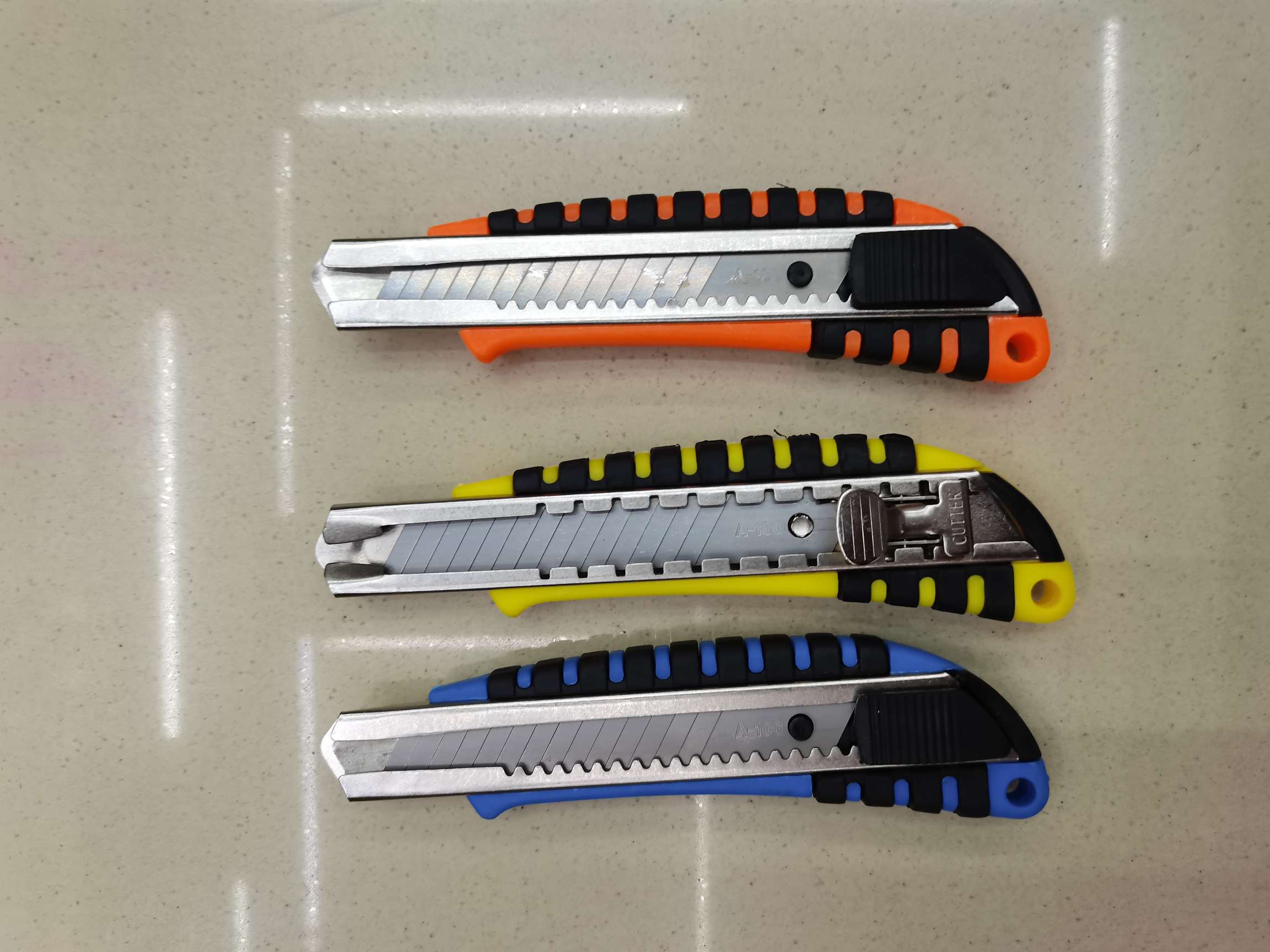 Utility knives, paper cutting knives, wallpaper knives, woodworking knives, hardware tools, knives and scissors Application Scenario