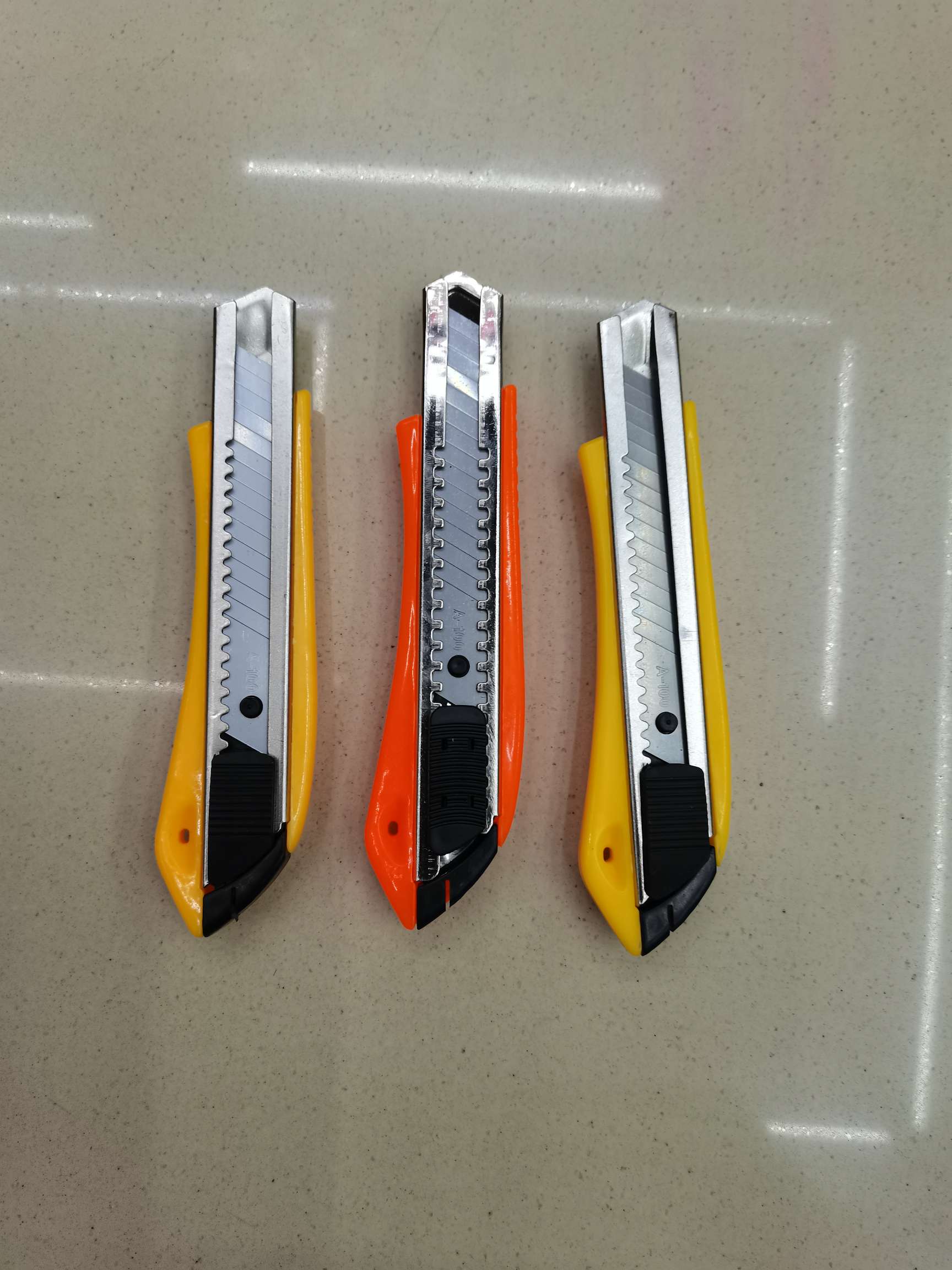 Utility knives, paper cutting knives, wallpaper knives, woodworking knives, hardware tools, knives and scissors Item Picture