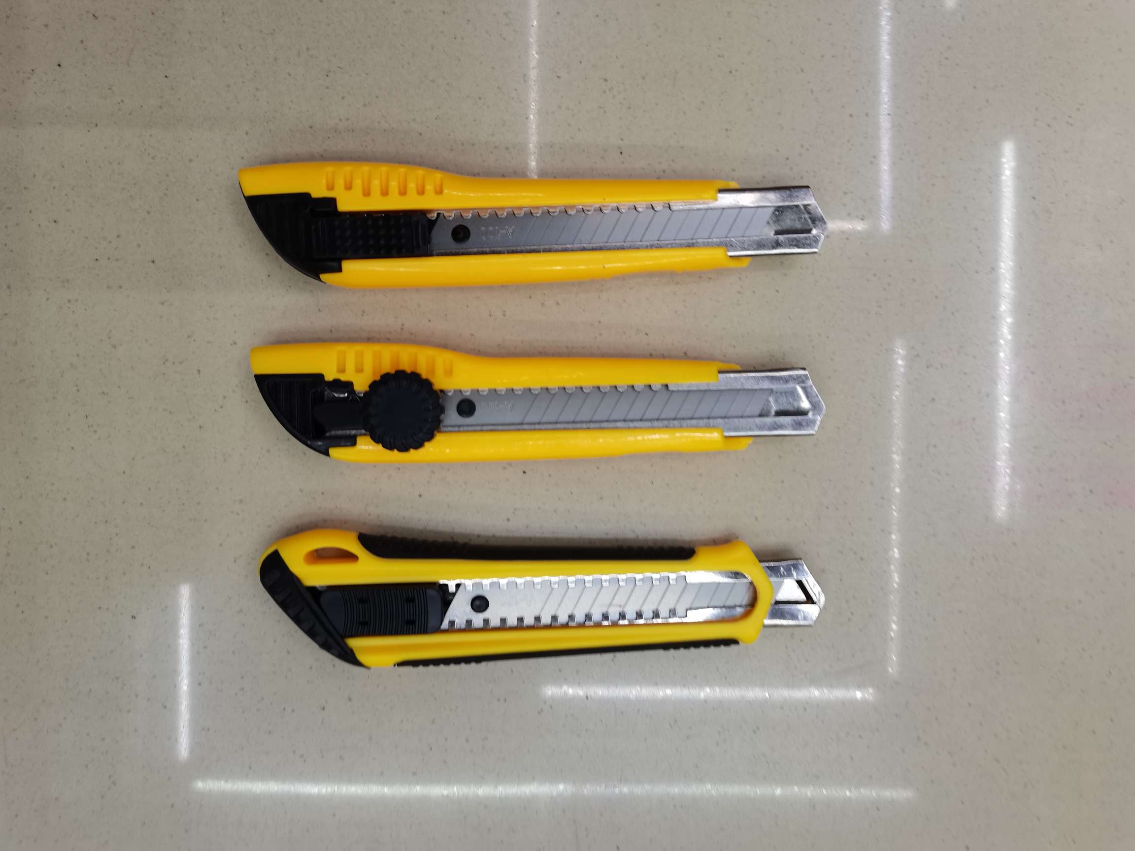 Utility knives, paper cutting knives, wallpaper knives, woodworking knives, hardware tools, knives and scissors details Picture