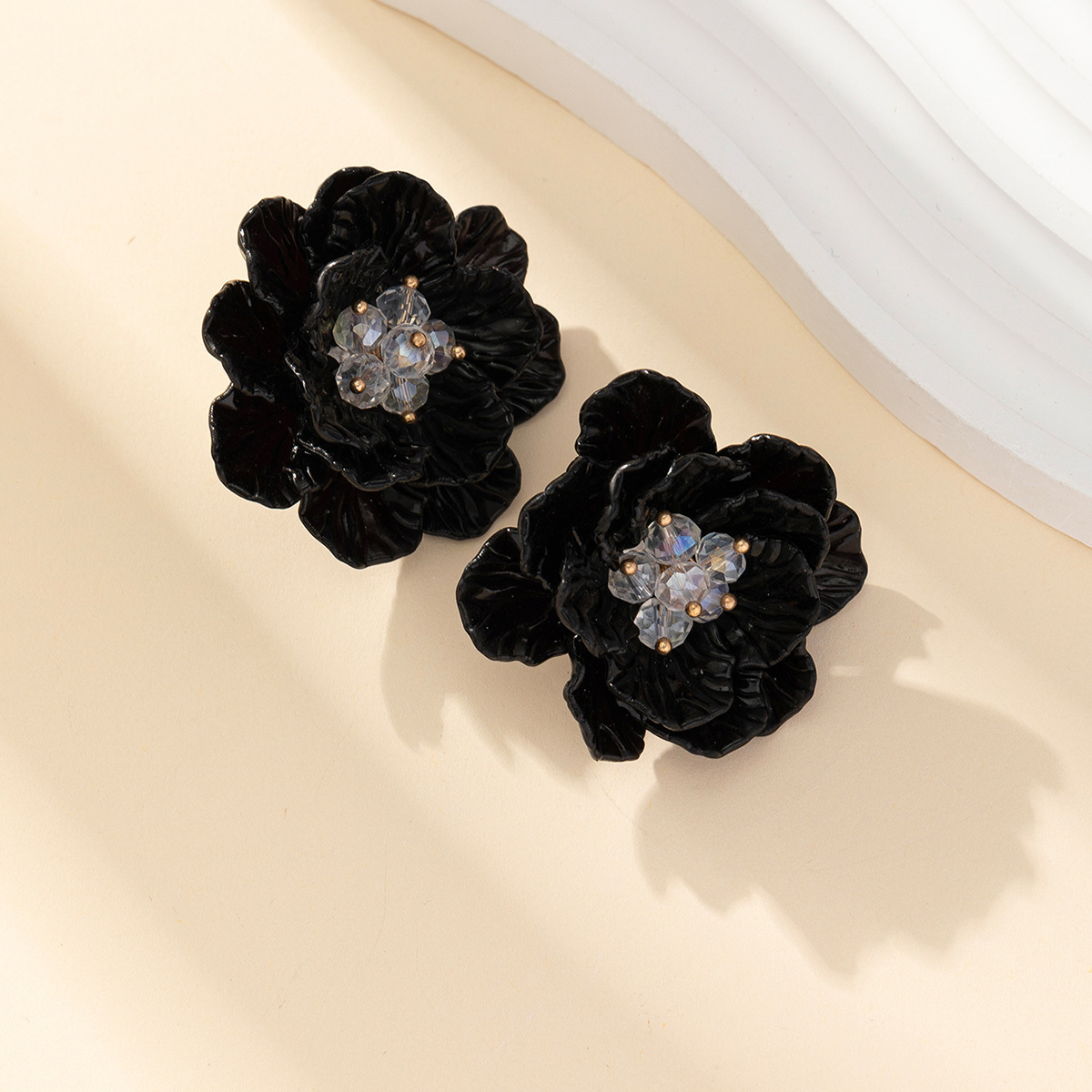 New Sweet cool style black flower studs earrings for women fresh sweet temperament all-matching earrings