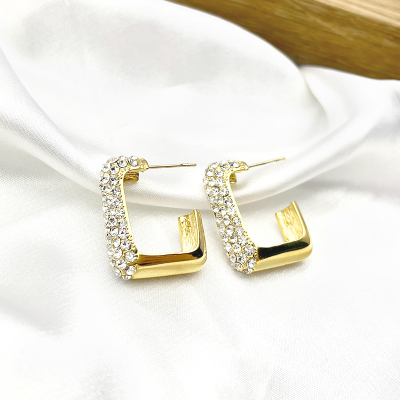 Obi Yabi environmental protection alloy rhinestone atmospheric fashion commuter wind earrings wholesale Application Scenario