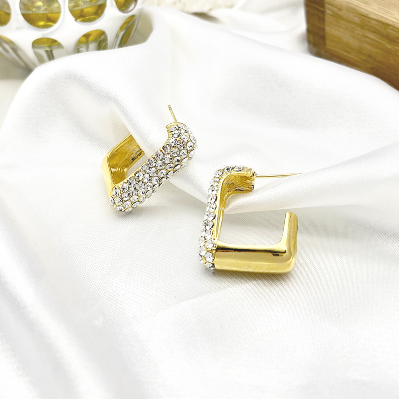 Obi Yabi environmental protection alloy rhinestone atmospheric fashion commuter wind earrings wholesale Specification drawing