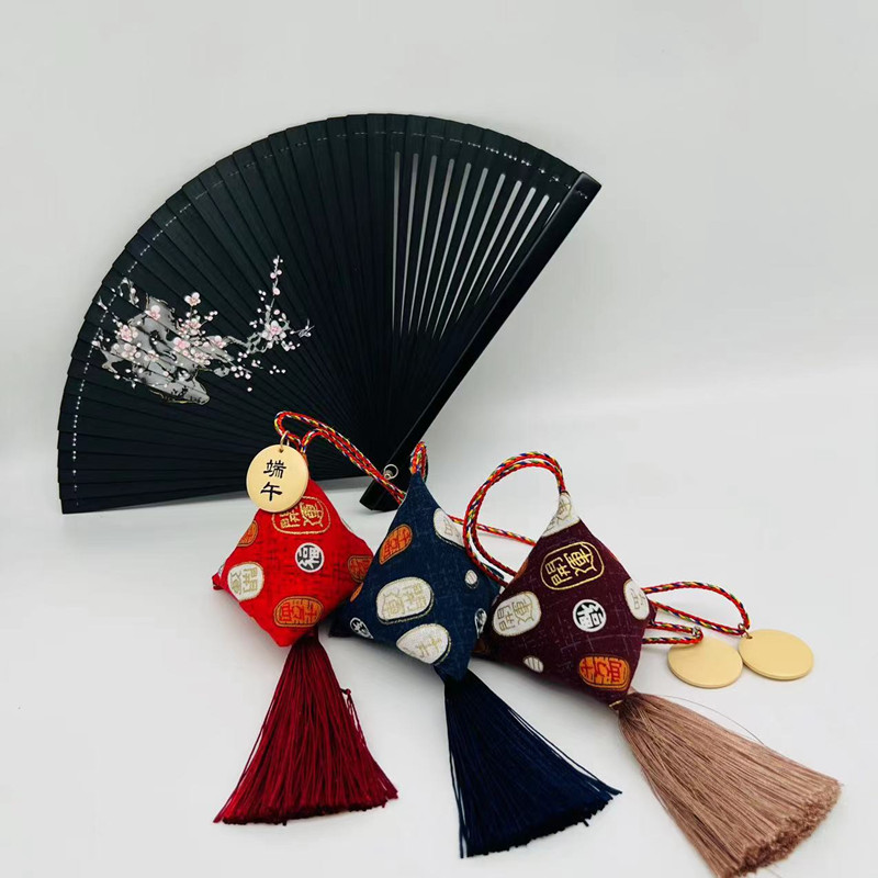 Ancient Xiangman Dragon Boat Festival Sachet Sachet Mugwort Carbon Triangle Zongzi Pure Mugwort Natural Bamboo Charcoal Aromatherapy Tassel Pendant Gift Gift Zyb-36 Application Scenario