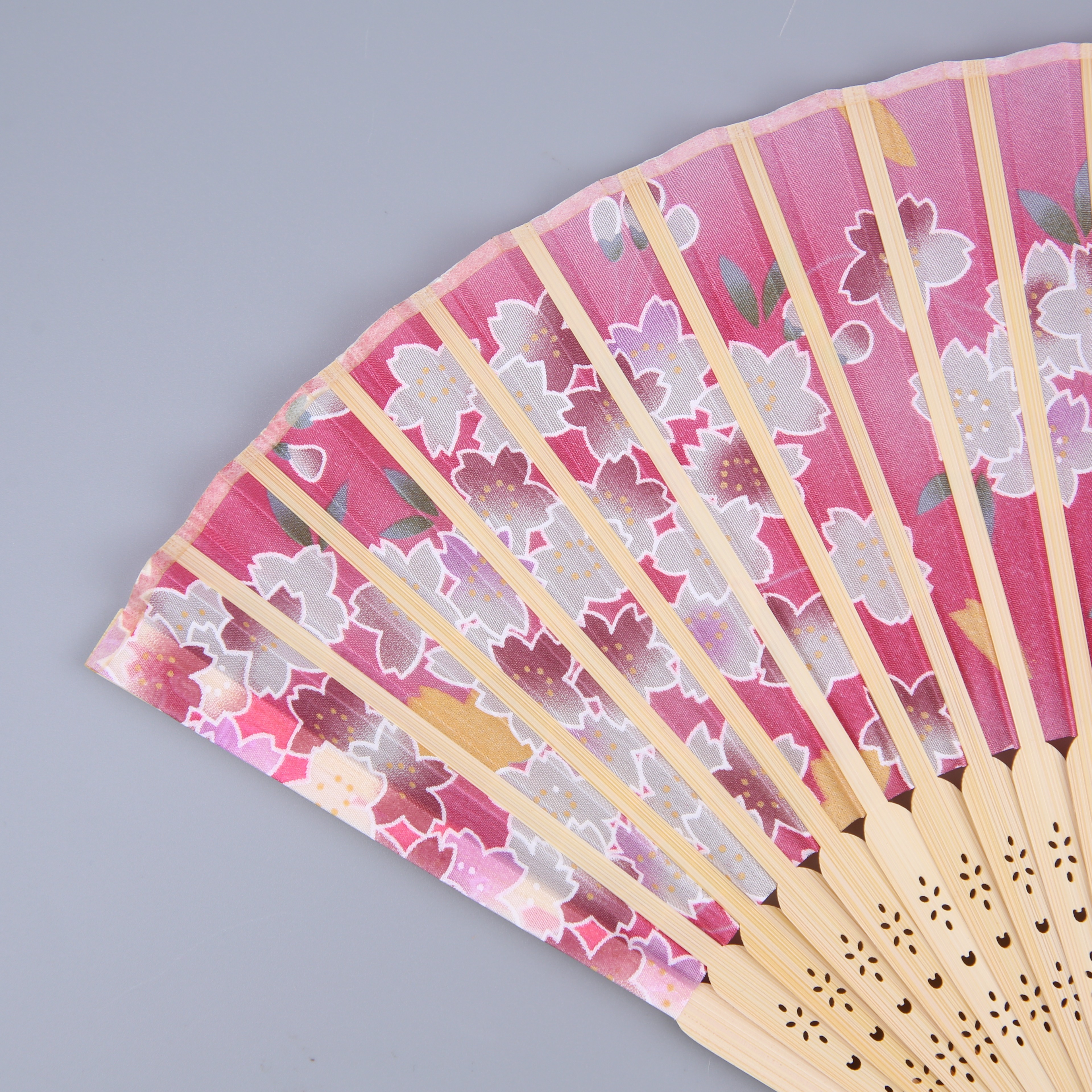 6-Inch Women's Silk Folding Fan Antique Silk Folding Fan Japanese Silk Folding Fan Summer Portable Folding Fan Hanfu Cheongsam Folding Fan Kimono Folding Fan Business Gift Advertising Custom Folding Fan Dance Decoration Application Scenario