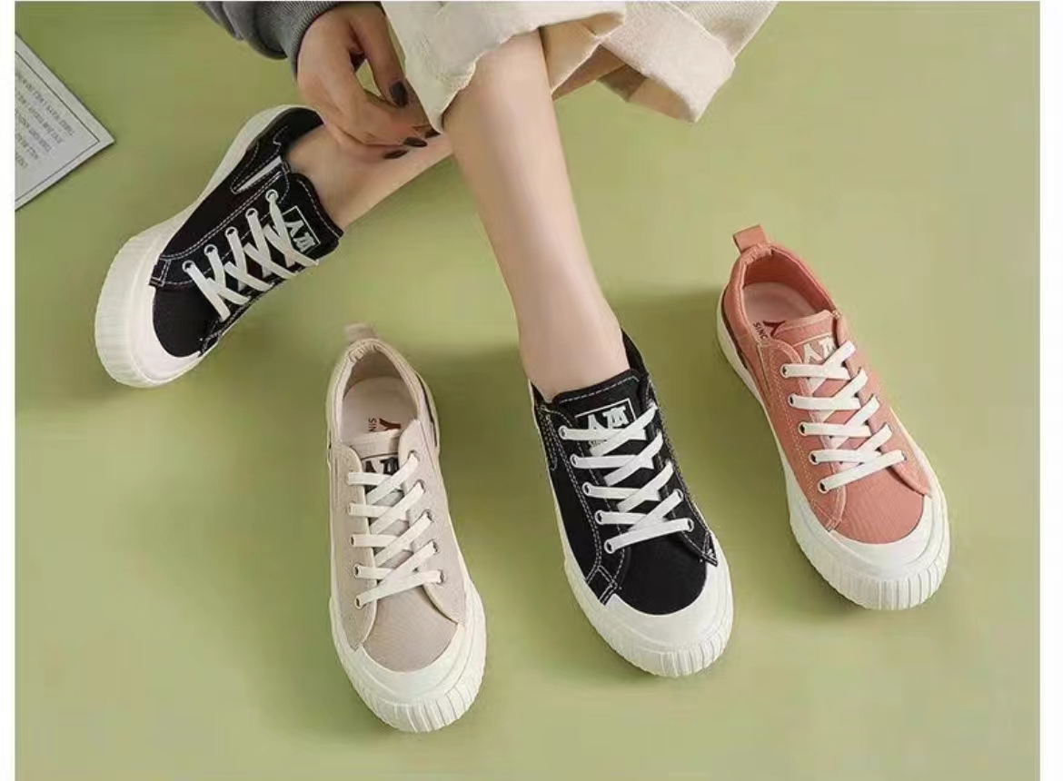 This is a slip-on casual women's shoes canvas shoes trend all soft soles light breathable lazy board shoes single shoes