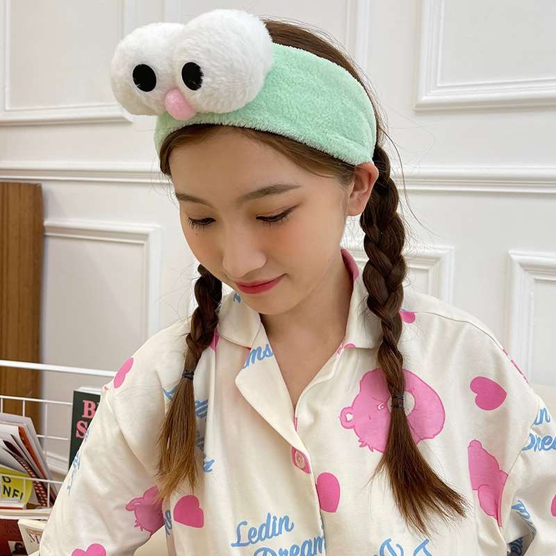 Cute Big Eyes Green Postpartum Face Wash Headband Application Scenario