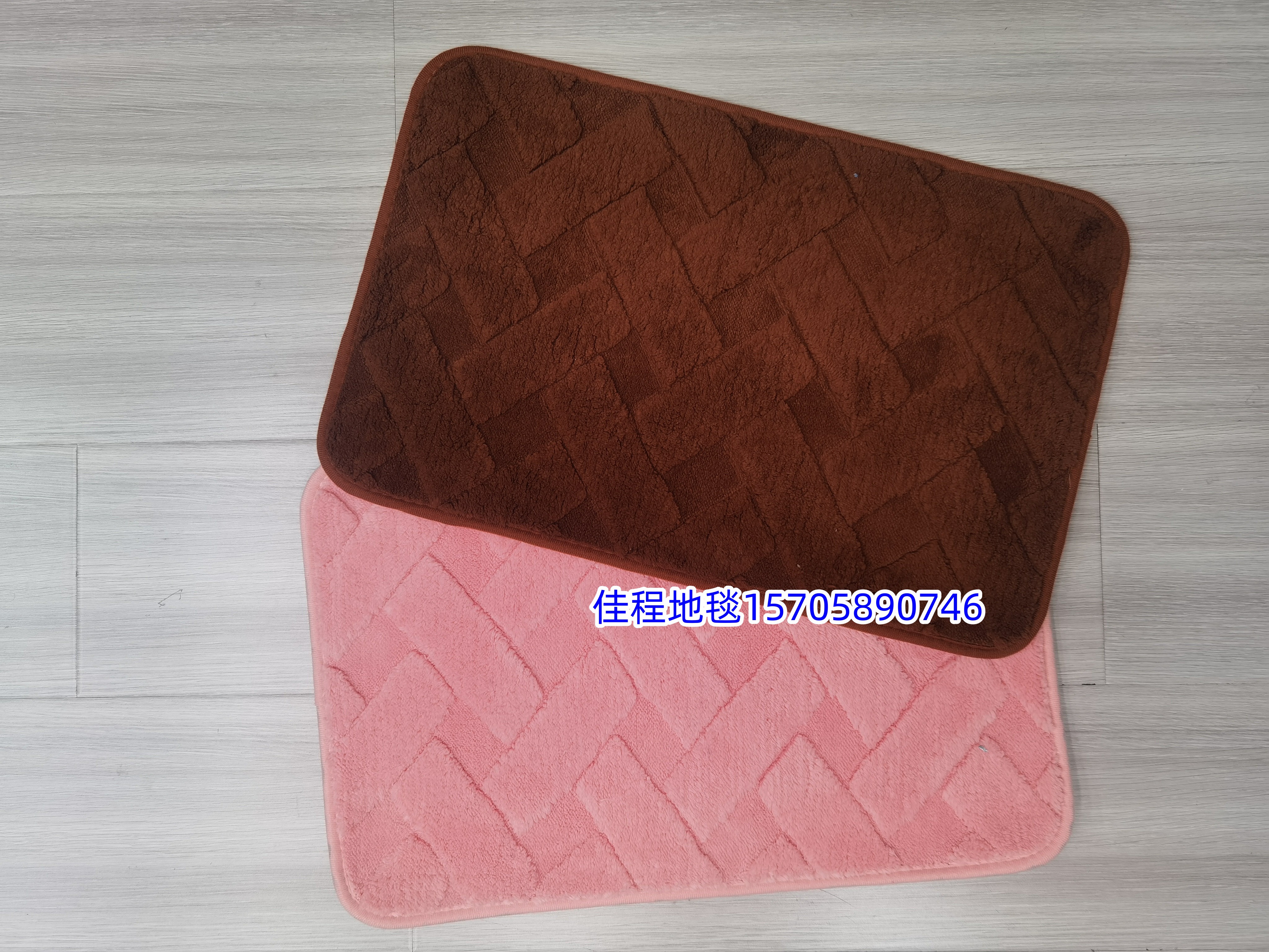 Plain square jacquard floor MATS, foot MATS, water-absorbing and anti-slip MATS, continuous door MATS, carpets, solid color bathroom MATS, kitchen foot MATS. Multiple colors can be mixed to highlight the three-dimensional effect of the product. The product size is 38*58cm Specification drawing