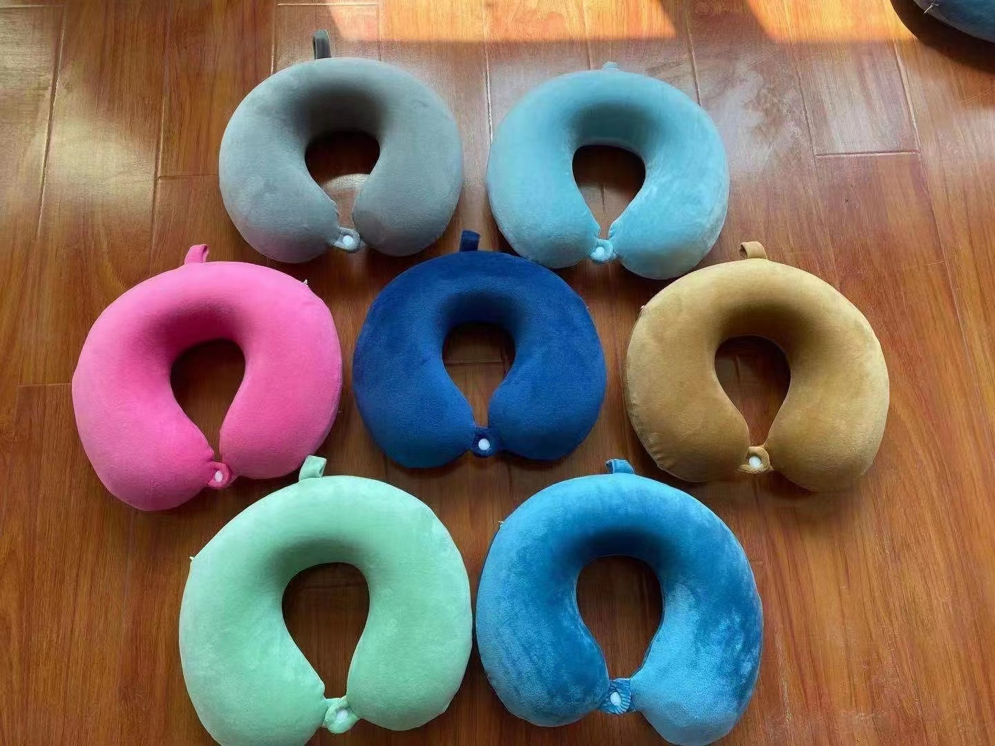 Solid-color memory foam U-shaped pillow, round travel neck pillow, memory foam U-shaped pillow Application Scenario