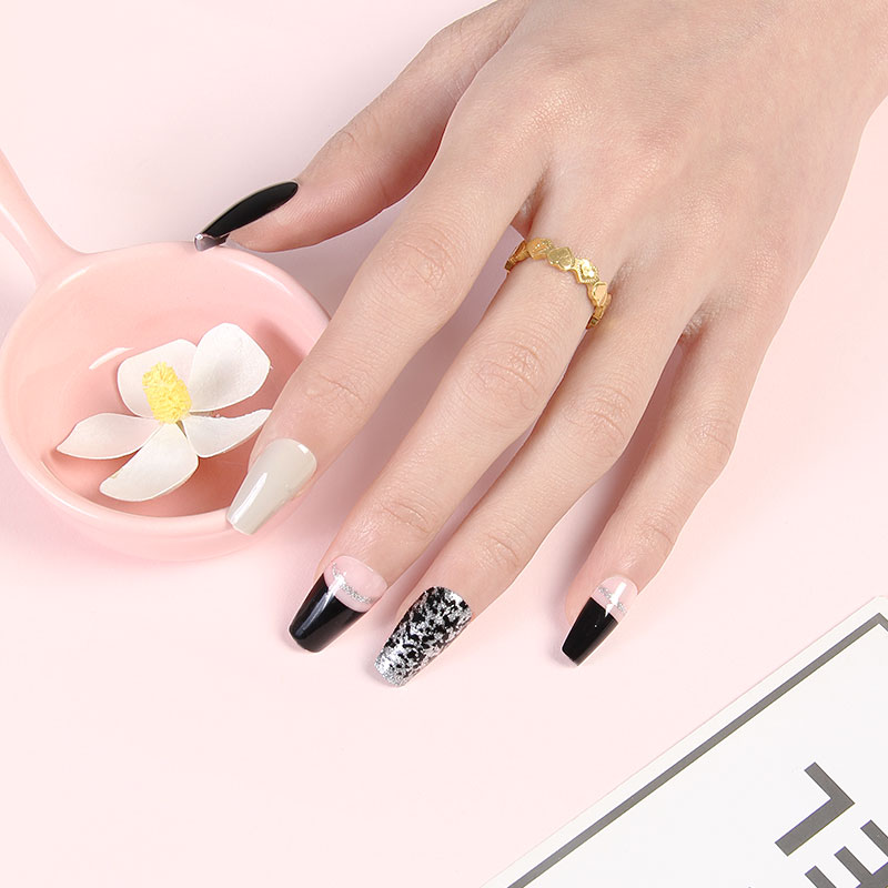 Short ballet nails in an INS style for foreign trade are in stock. They are silver, scallion and black-edged nails details Picture