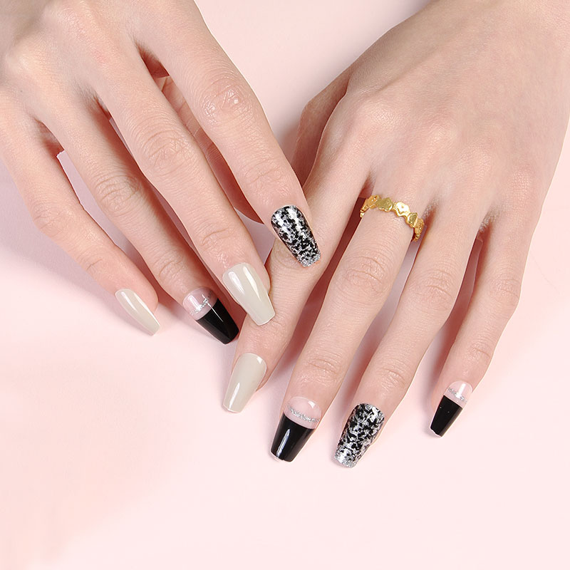 Short ballet nails in an INS style for foreign trade are in stock. They are silver, scallion and black-edged nails Application Scenario