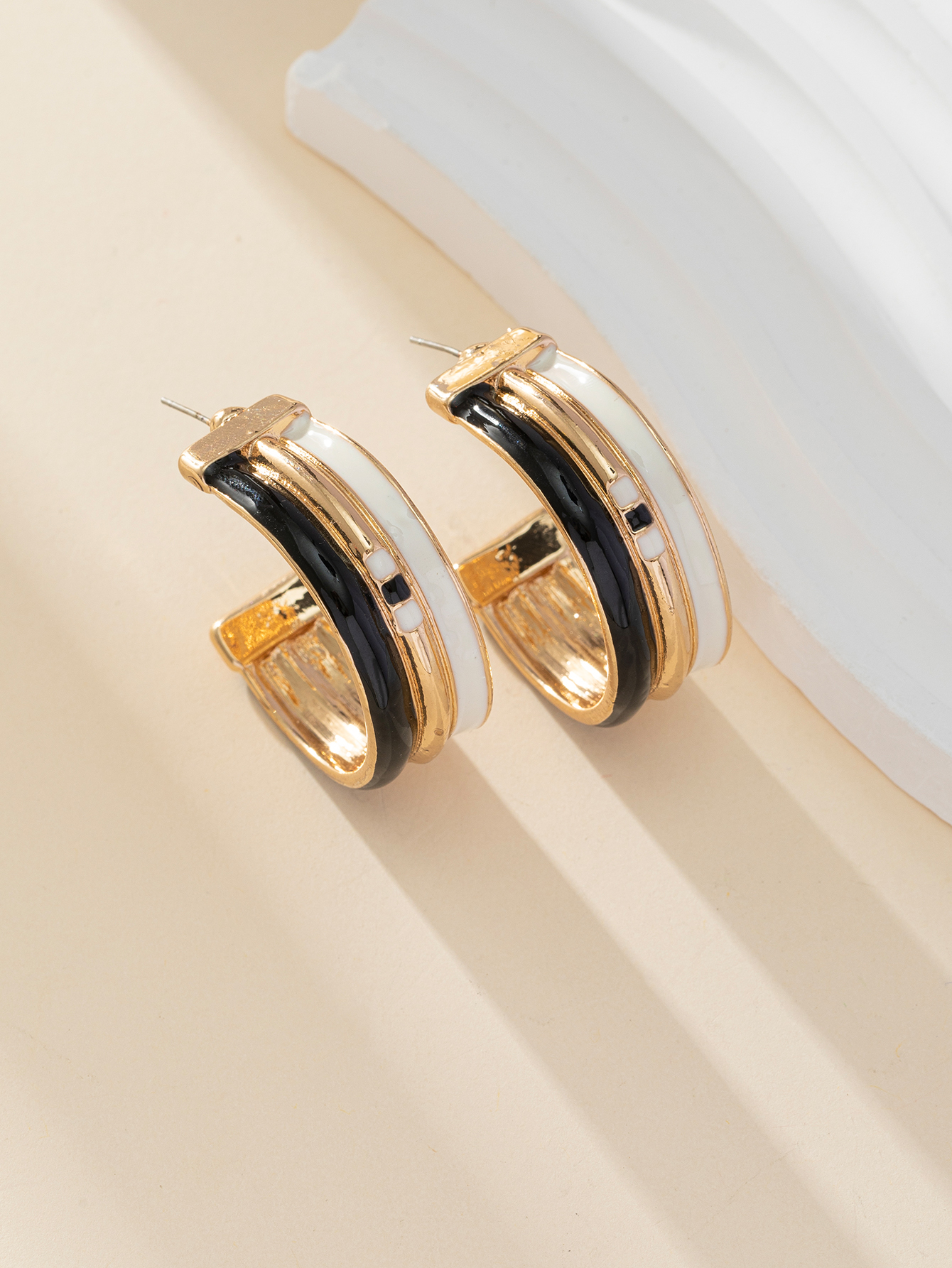 New exaggerated and personalized earrings with a European and American style are selling well across borders. C-shaped ear rings are high-end earrings and fashionable accessories details Picture