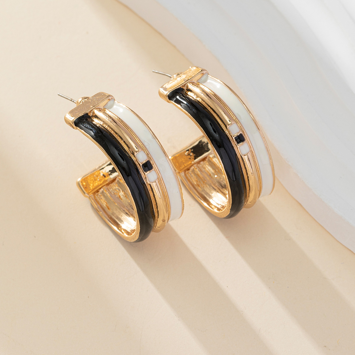 New exaggerated and personalized earrings with a European and American style are selling well across borders. C-shaped ear rings are high-end earrings and fashionable accessories