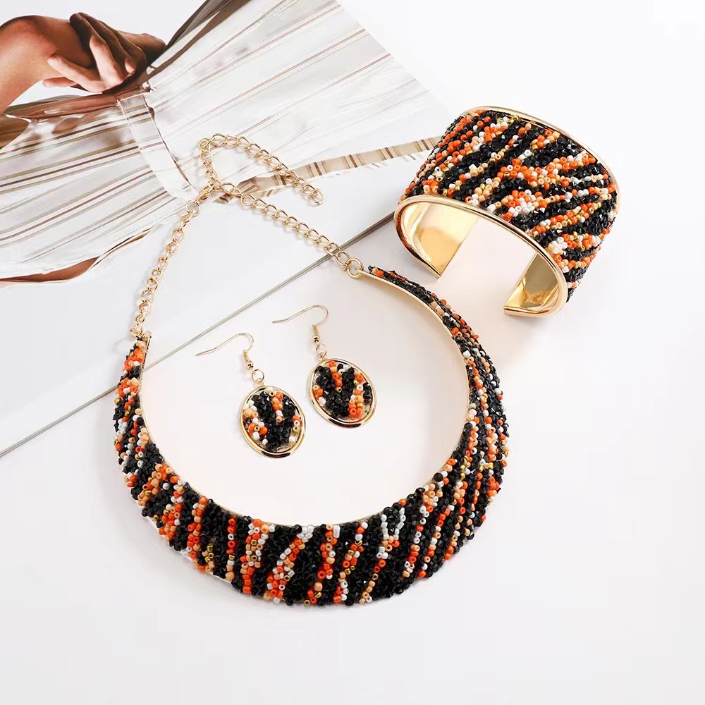 The exquisite and cute necklace and collar combination is a fashionable match that enhances your temperament