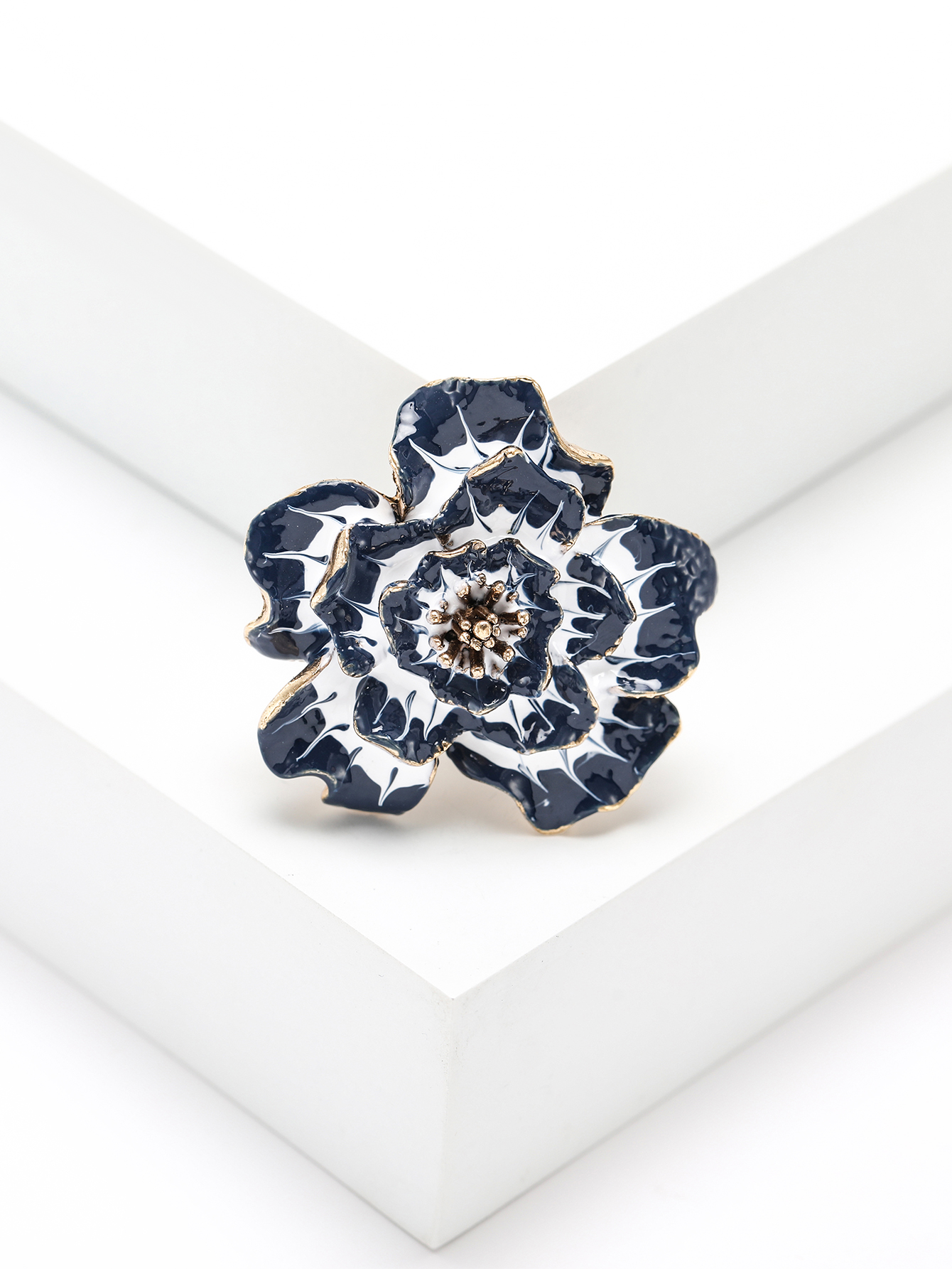 Factory direct sales of creative and light luxury new best-selling retro oil-drip rose stainless steel brooches, anti-glare brooches, light luxury creative and retro brooches, simple and fashionable accessory pins Specification image