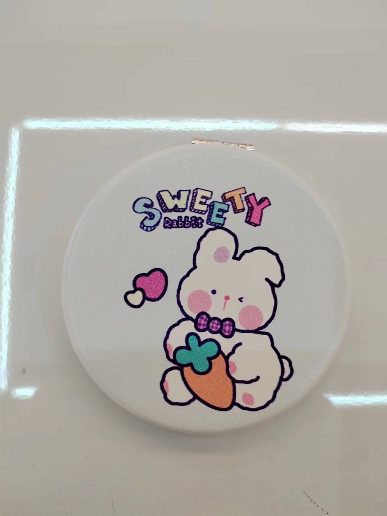 Customized LOGO gift mirror with keychain, enlarged pocket mirror, cartoonish and fresh student details Picture