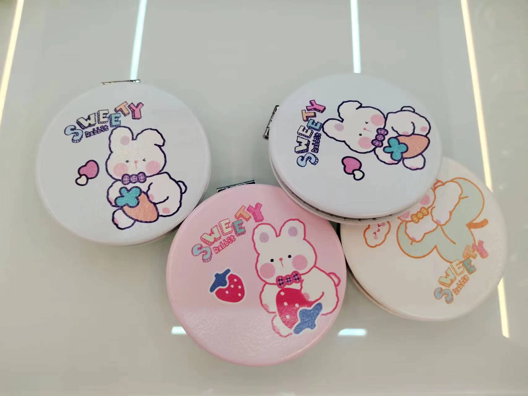 Customized LOGO gift mirror with keychain, enlarged pocket mirror, cartoonish and fresh student Application Scenario