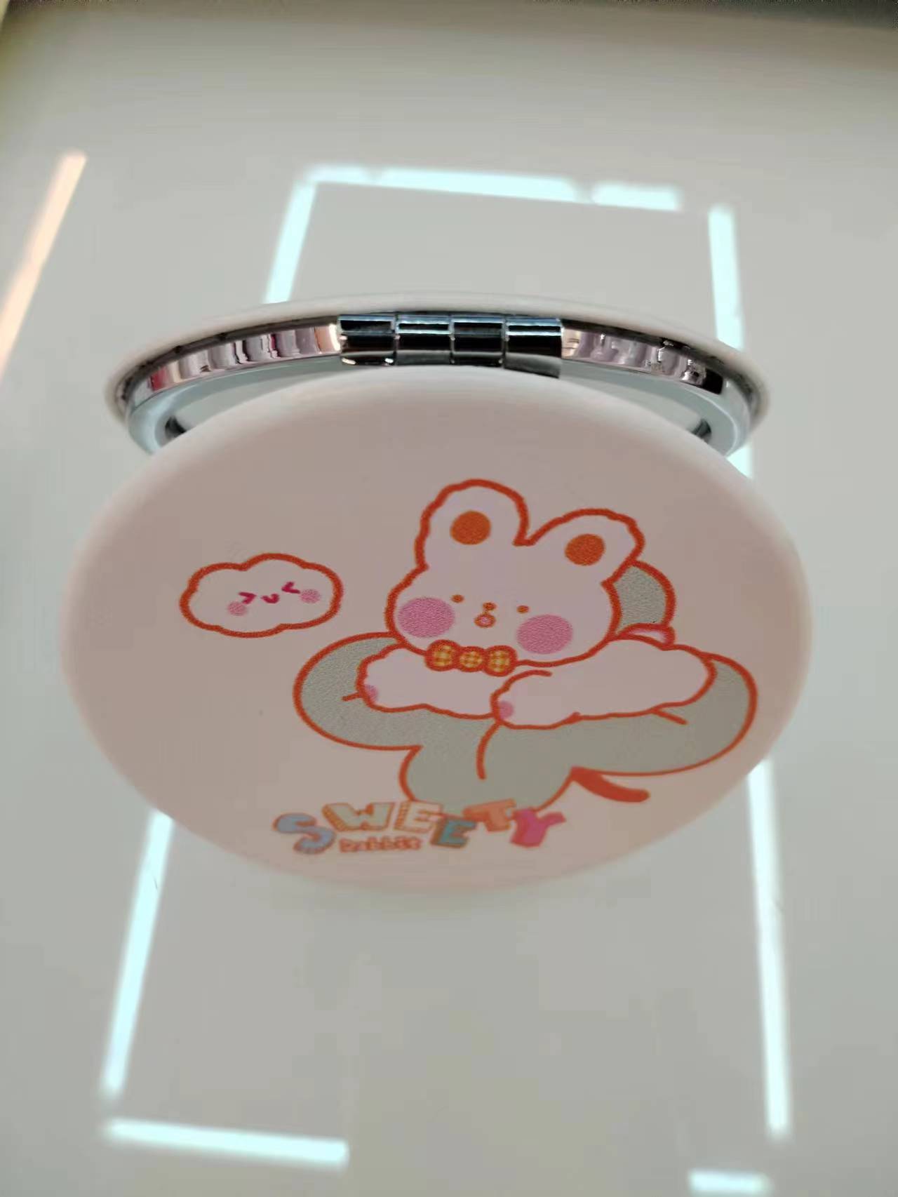 Customized LOGO gift mirror with keychain, enlarged pocket mirror, cartoonish and fresh student Specification image