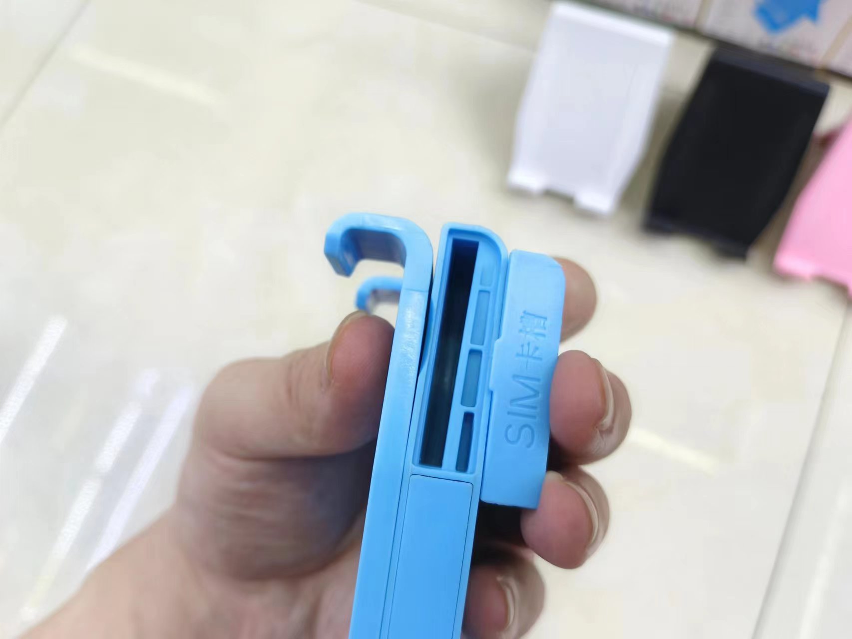 Soporte de teléfono de escritorio de pie altura ajustable lateral con ranura para tarjetas Application Scenario