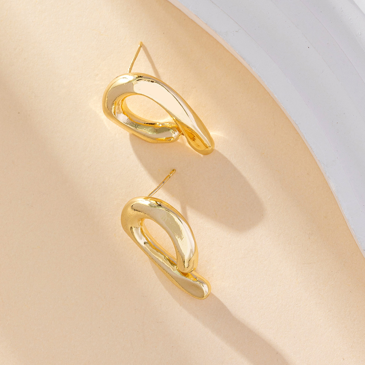 Fashionable and simple style design, deformed geometric circles, semi-open stud earrings, exaggerated large earrings for women