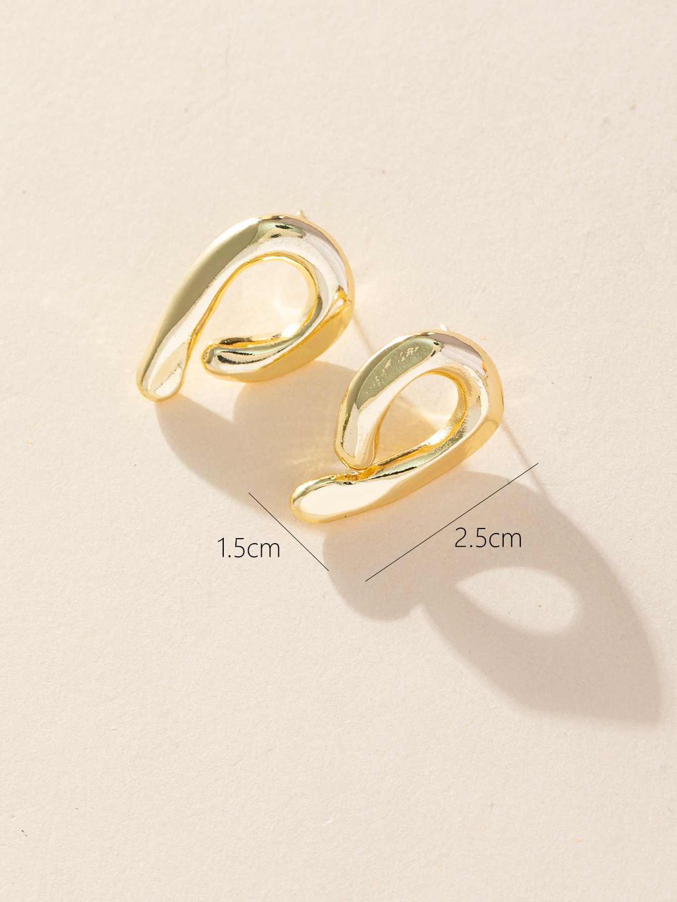 Fashionable and simple style design, deformed geometric circles, semi-open stud earrings, exaggerated large earrings for women Application Scenario