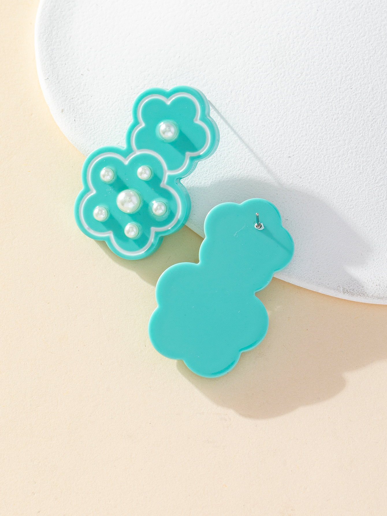 New sweet and fresh flower earrings with a Korean niche design, four-leaf clover silver needle earrings Specification image