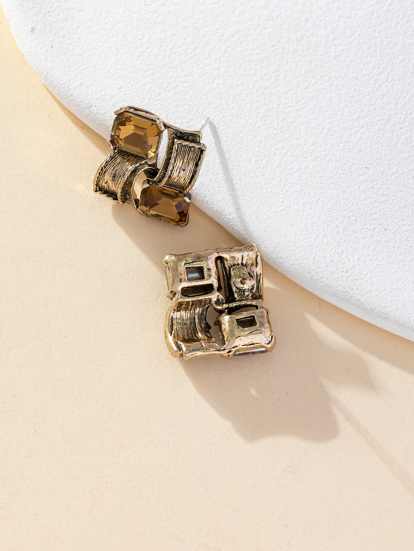 New European and American fashion small square sugar earrings, niche and light luxury geometric hollowed-out square earrings Specification image