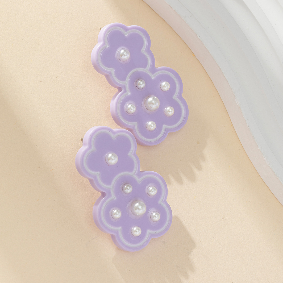 New sweet and fresh flower earrings with a Korean niche design, four-leaf clover silver needle earrings Application Scenario