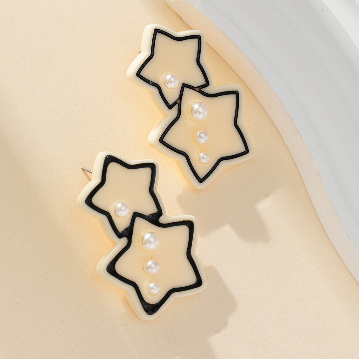 New sweet and fresh five-pointed star earrings, Korean version, niche design sense acrylic silver needle earrings details Picture