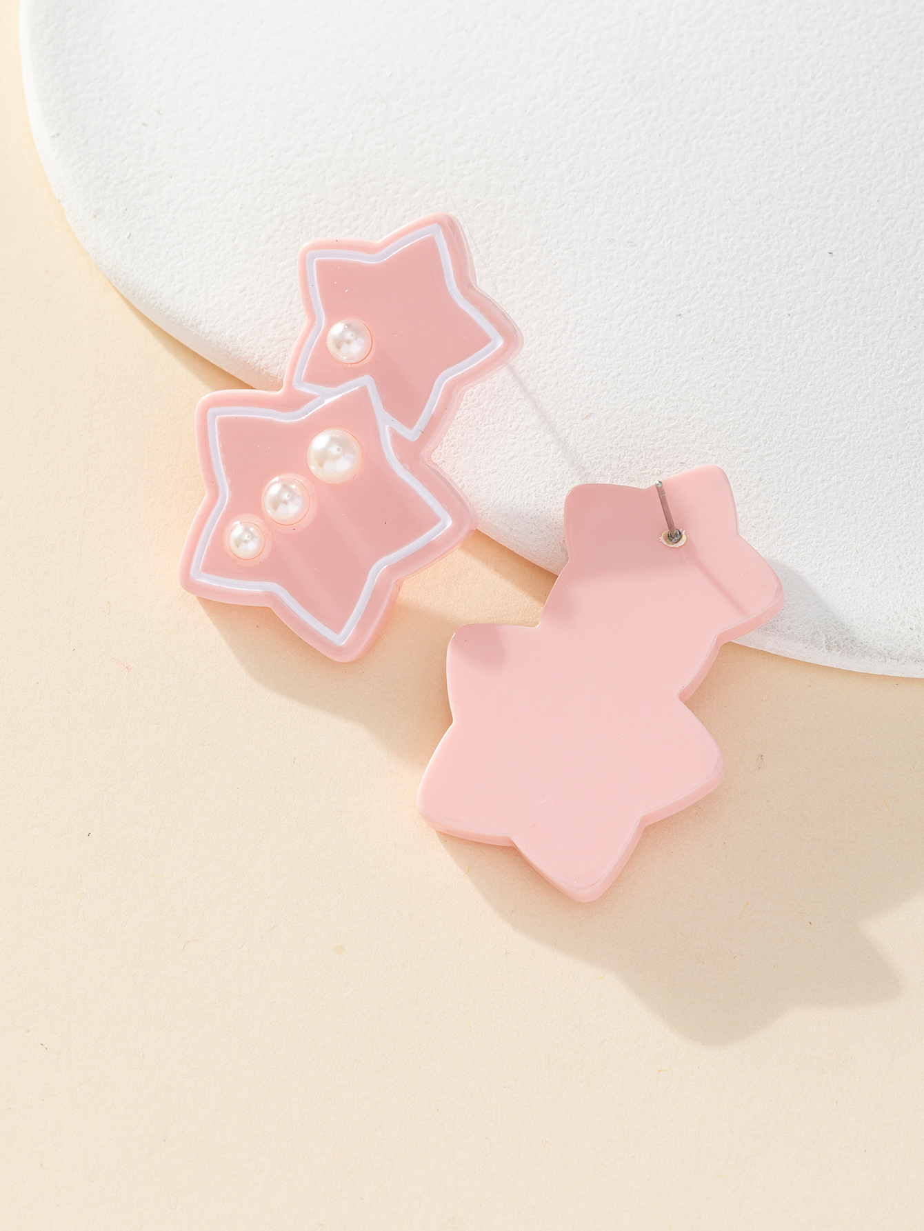 New sweet and fresh five-pointed star earrings, Korean version, niche design sense acrylic silver needle earrings Specification image