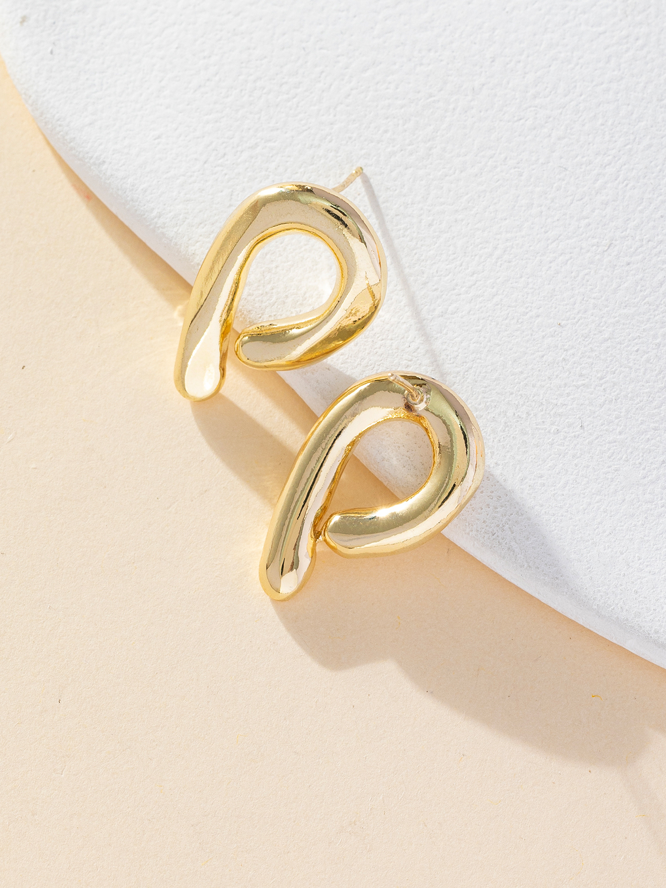 Fashionable and simple style design, deformed geometric circles, semi-open stud earrings, exaggerated large earrings for women Specification image