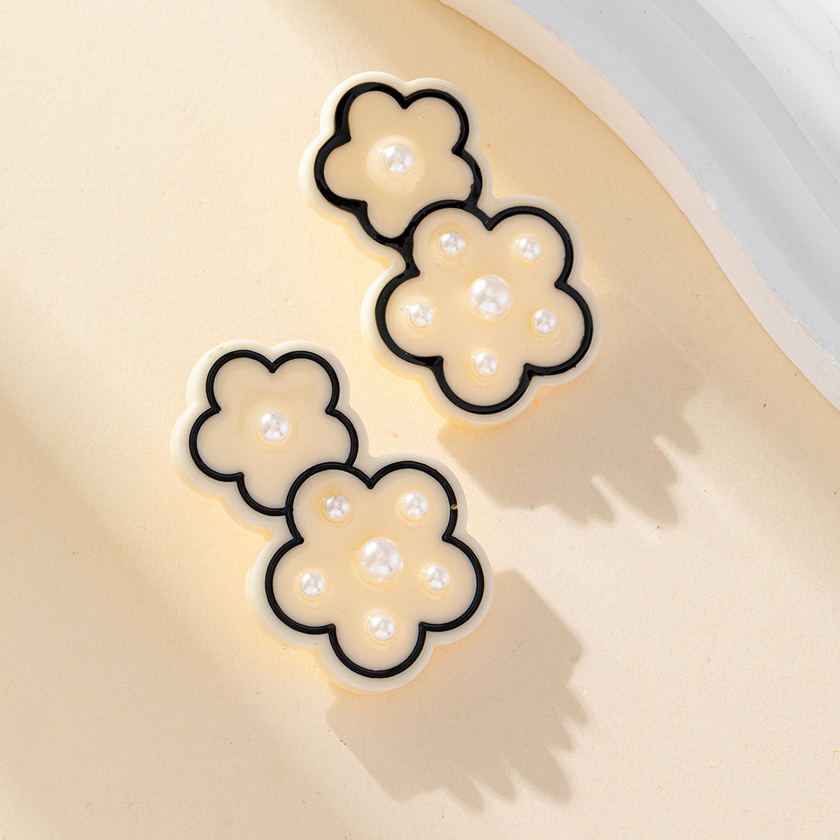 New sweet and fresh flower earrings with a Korean niche design, four-leaf clover silver needle earrings