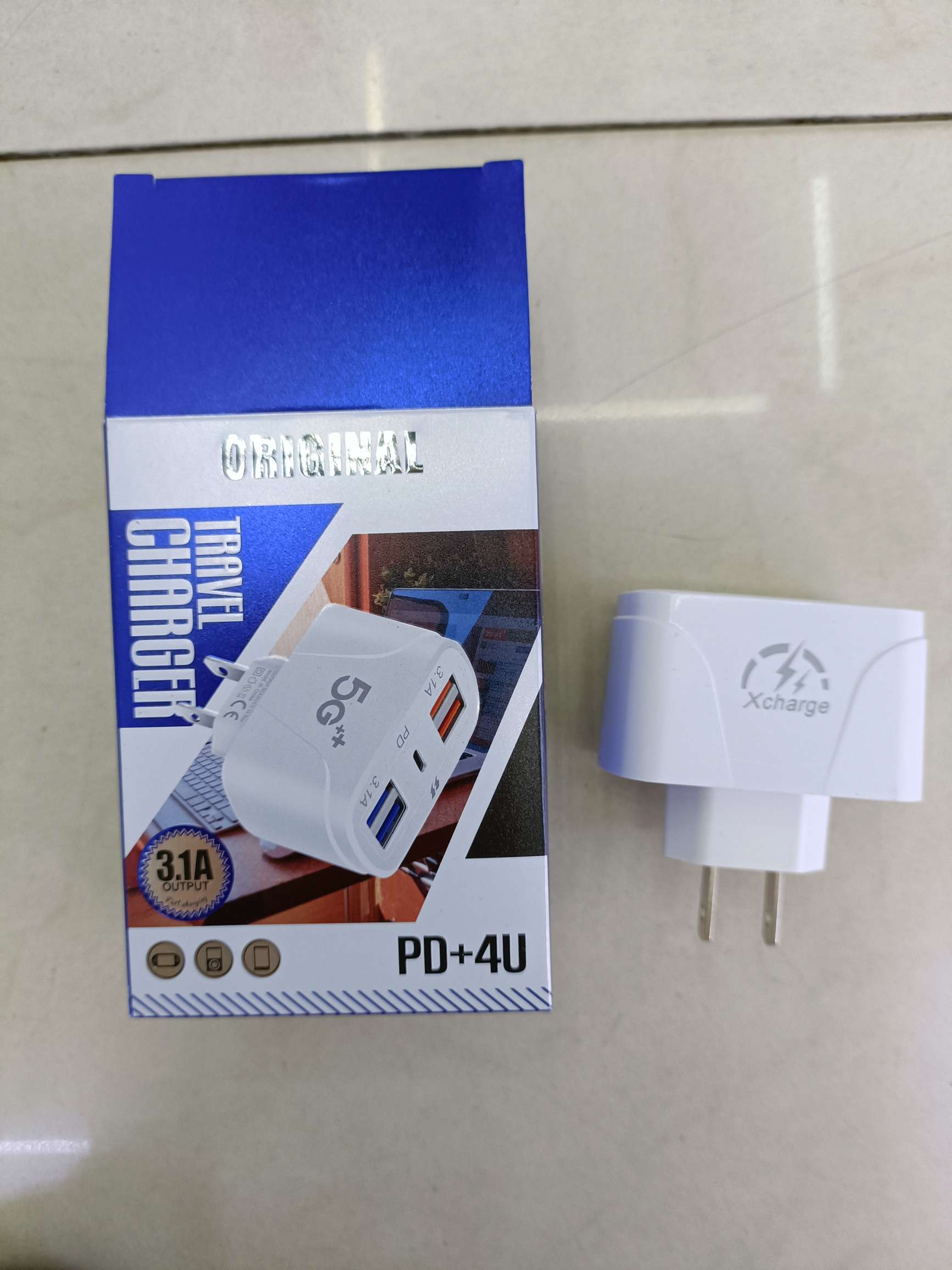 PD+4U charging head mobile phone charger full figure