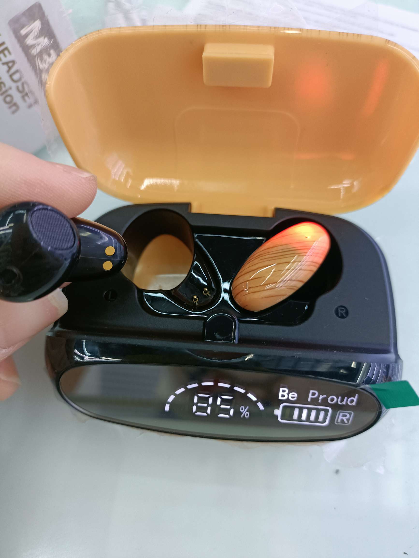 木纹蓝牙耳机/M35耳机/座舱充电耳机白底实物图