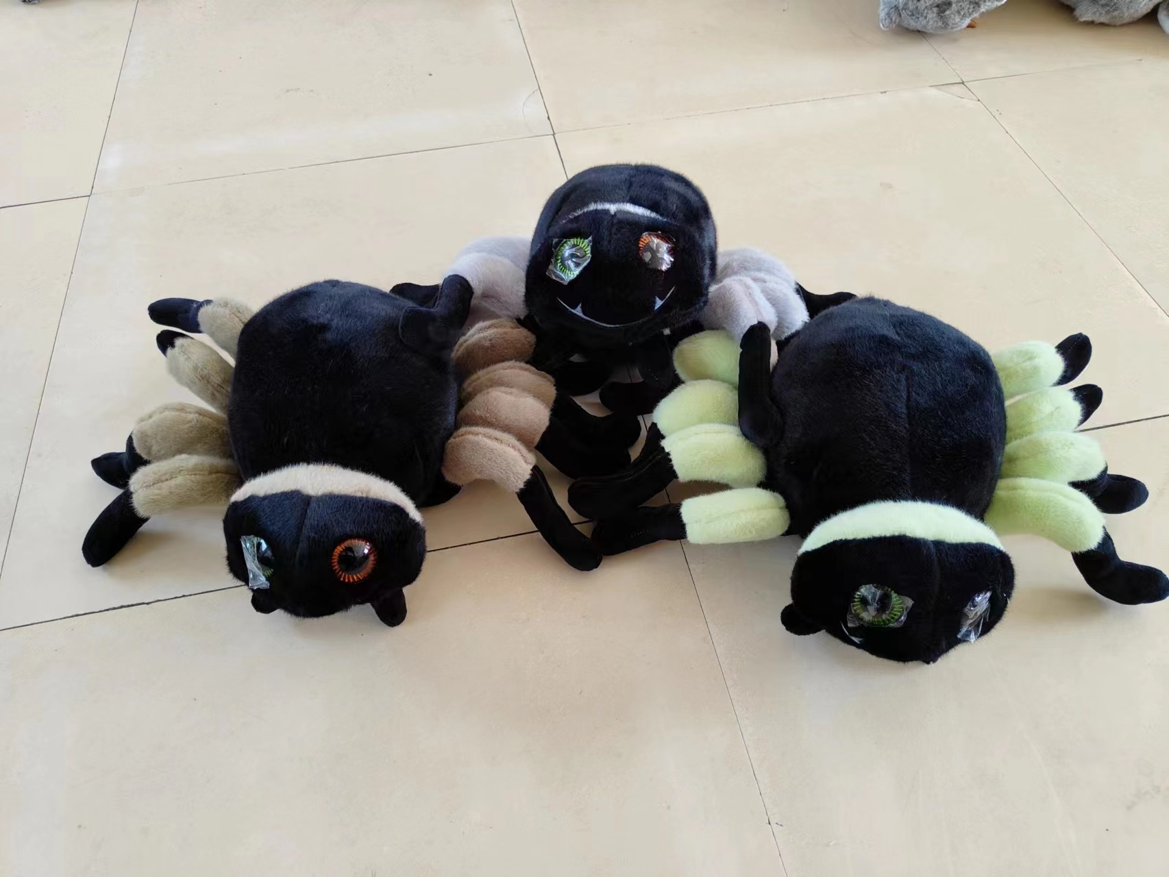 Simulated spider dolls, cartoon big-eyed spider plush toys, children's insect dolls. Messages can be left individually vacuum-packed Item Picture