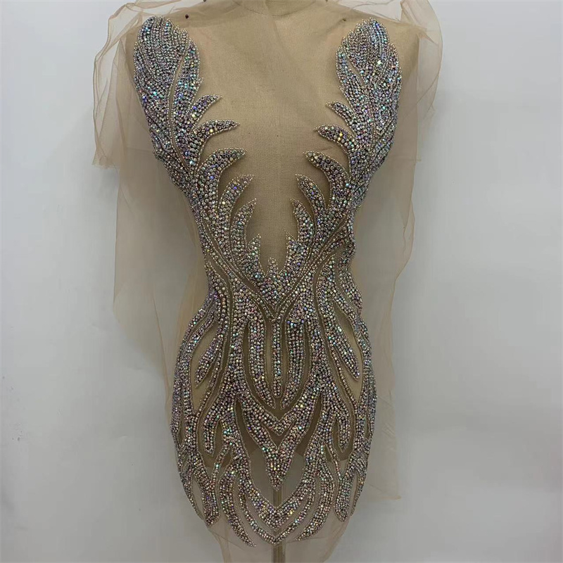 The latest feature: Front V-neck hand-stitched beaded wedding dress decorative decals details Picture