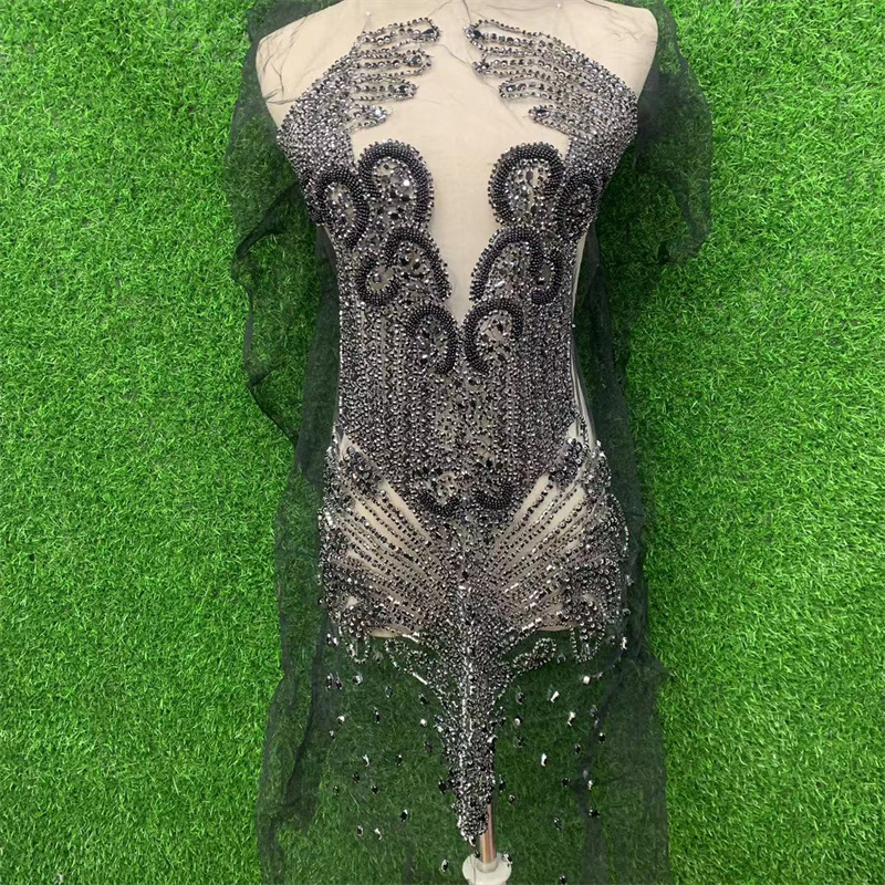 Gold front hand-stitched beaded wedding dress brooch with mesh applique Application Scenario