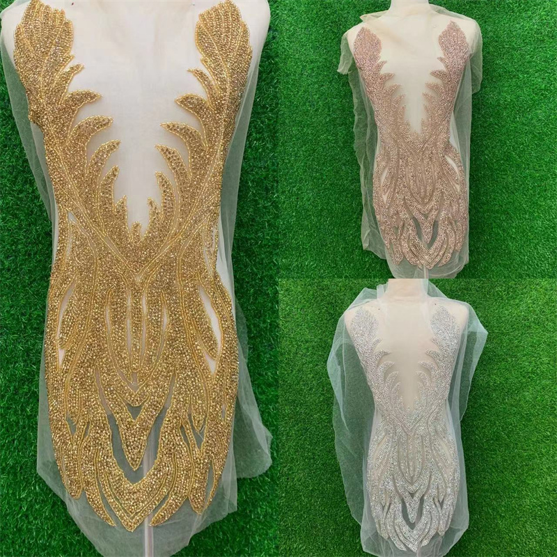 The latest feature: Front V-neck hand-stitched beaded wedding dress decorative decals