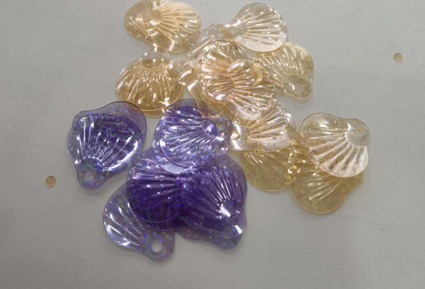 18×20 large-hole laser transparent purple pVC shell sequins, a newly developed color, are highly favored by industries such as clothing accessories, ribbons, jewelry and earrings, jigsaw puzzles, and intellectual development! Jincan 107 details Picture