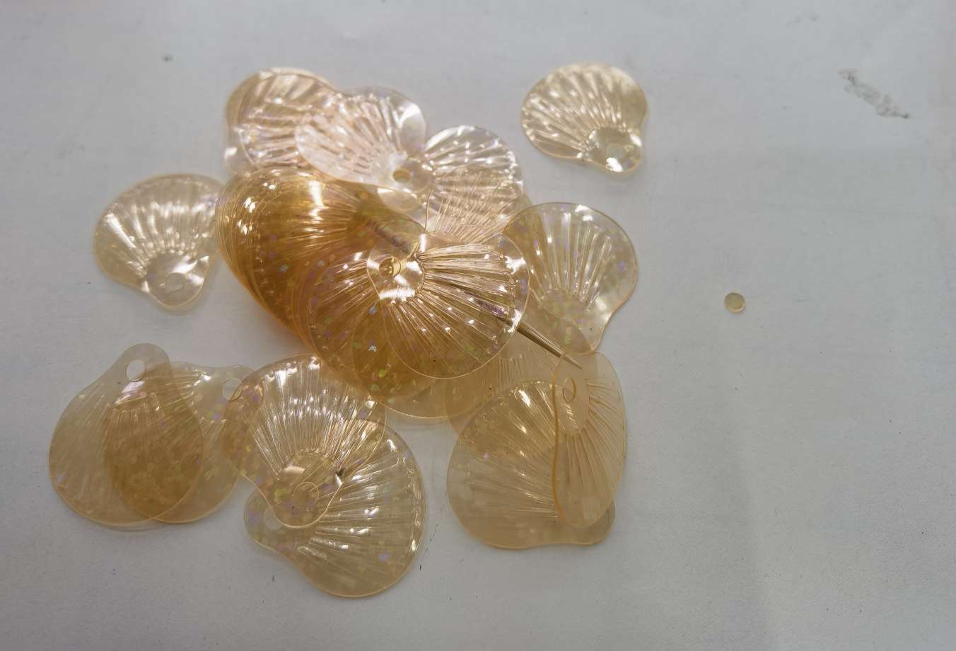 18×20 large-hole laser transparent purple pVC shell sequins, a newly developed color, are highly favored by industries such as clothing accessories, ribbons, jewelry and earrings, jigsaw puzzles, and intellectual development! Jincan 122