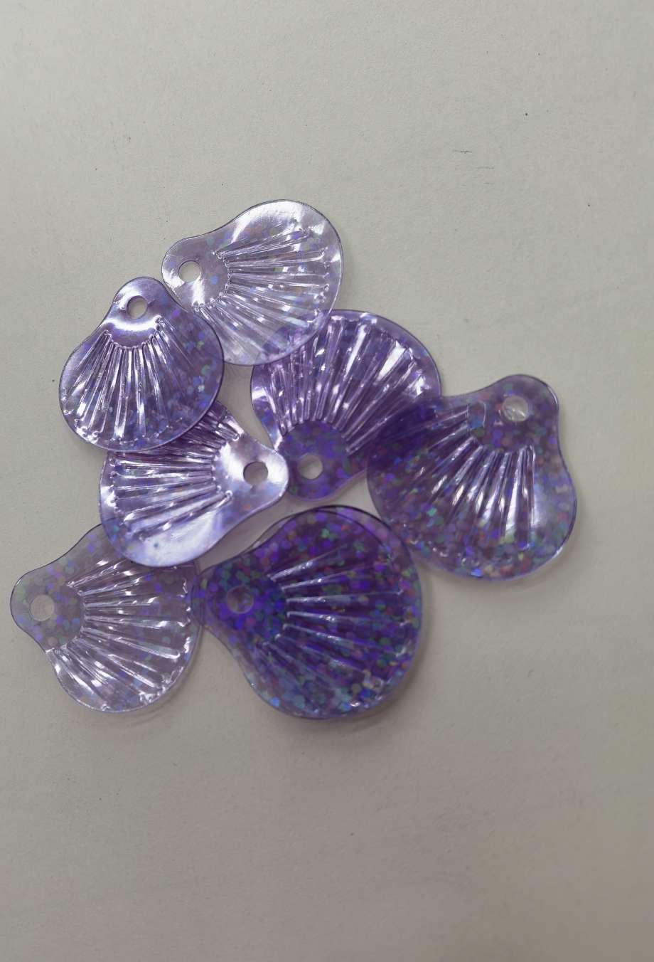 18×20 large-hole laser transparent purple pVC shell sequins, a newly developed color, are highly favored by industries such as clothing accessories, ribbons, jewelry and earrings, jigsaw puzzles, and intellectual development! Jincan 107 Application Scenario