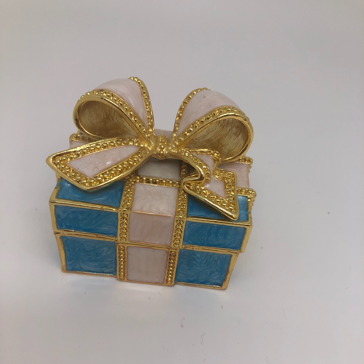 Square Bow Point Drill Alloy Jewelry Box Alloy Decoration Application Scenario