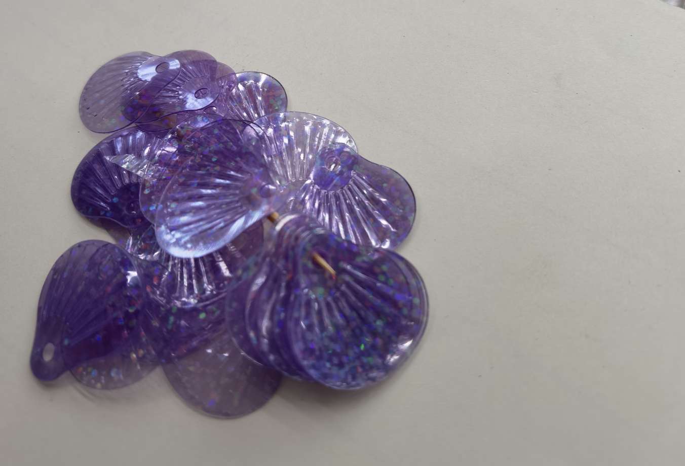 18×20 large-hole laser transparent purple pVC shell sequins, a newly developed color, are highly favored by industries such as clothing accessories, ribbons, jewelry and earrings, jigsaw puzzles, and intellectual development! Jincan 107 Specification image