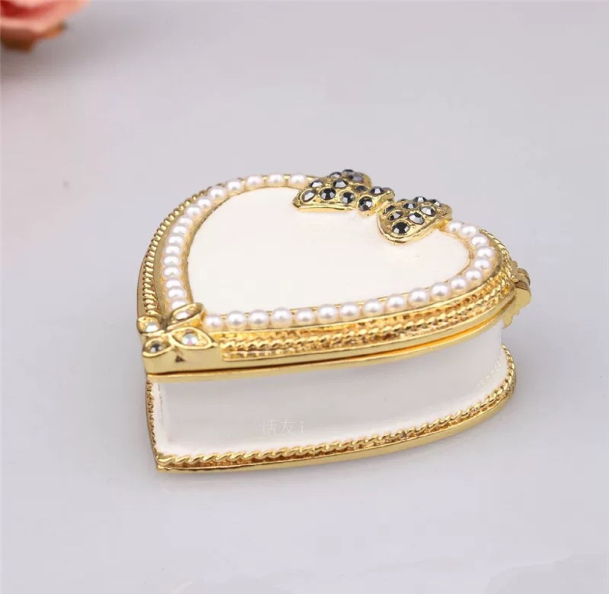 Alloy heart jewelry box, enamel dot diamond jewelry box Application Scenario